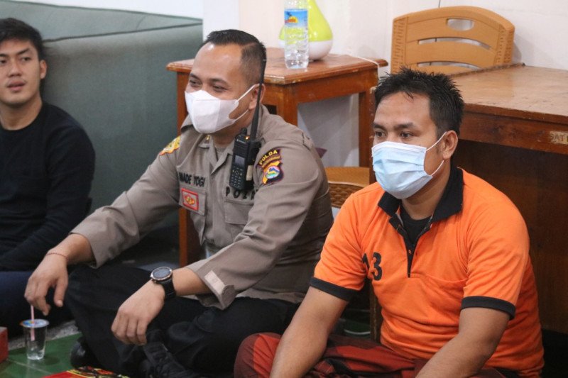 Satresnarkoba Polres Mataram berbagi takjil dan berbuka bareng tahanan