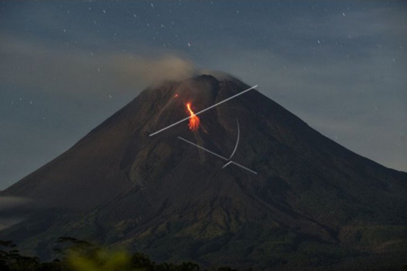 Gunung Merapi meluncurkan lava pijar sejauh 1,6 kilometer