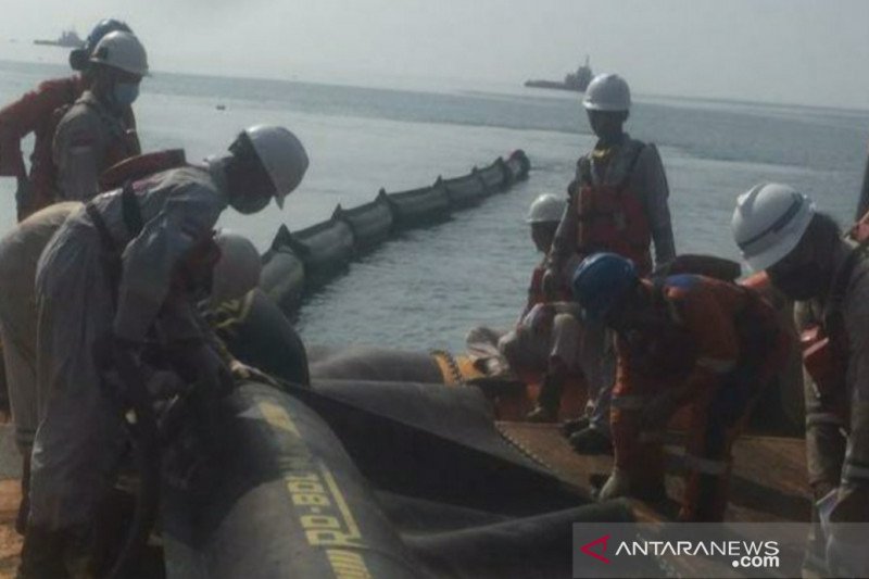 Warga bersama PHE ONWJ bersihkan sisa kebocoran minyak di pantai Karawang