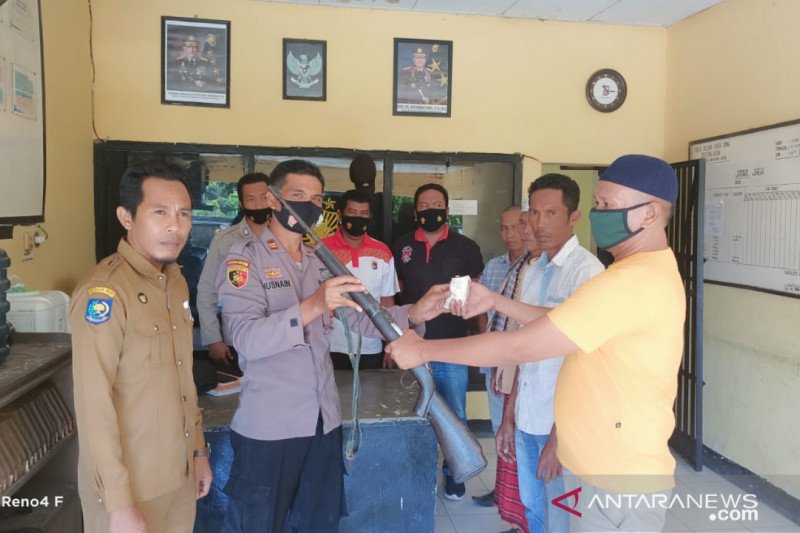 Warga Wera Serahkan Senpi dan Amunisi Secara Sukarela Ke Polisi