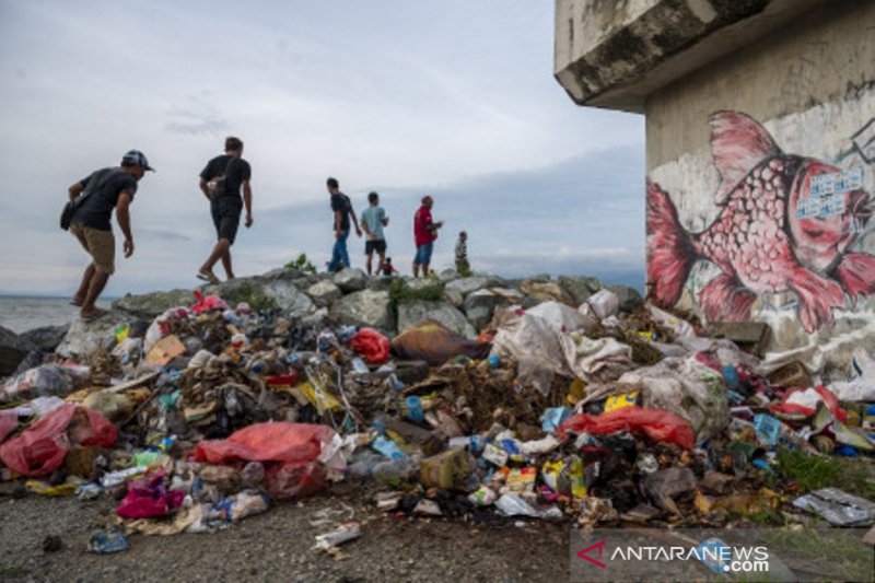 Penumpukan sampah di pantai wisata Talise Palu