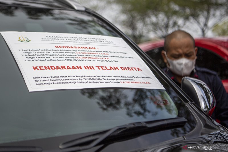 Dua Mobil Milik Tersangka Masjid Raya Srwiwijaya Eddy Hermanto Disita Kejati Sumsel