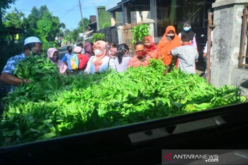 Aksi Membagi Sayur Saat Bulan Ramadhan
