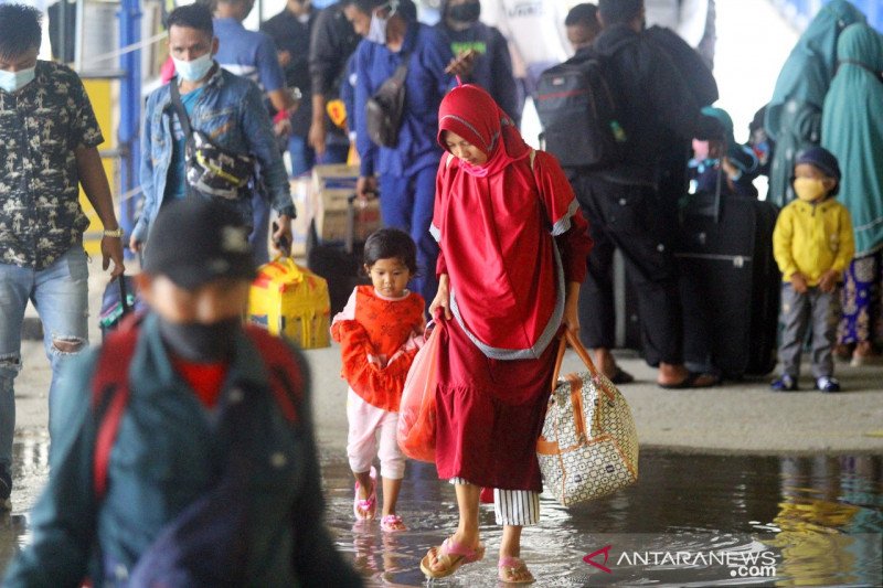 Terminal Pelabuhan Dumai Digenangi Air