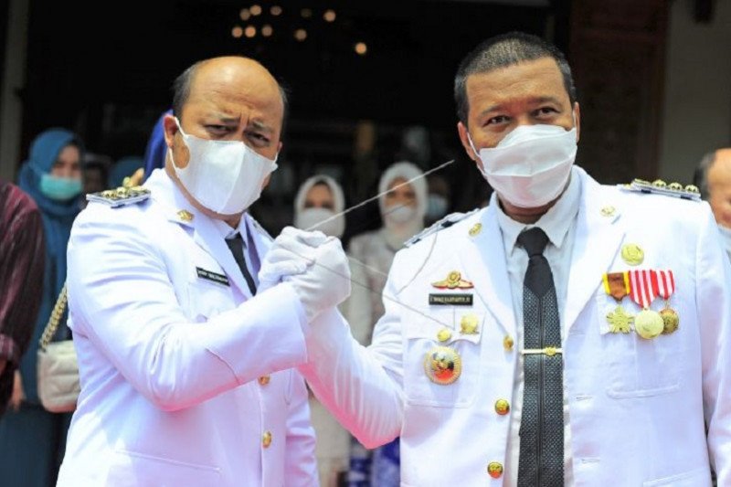 Korban banjir bandang bertahan di tenda darurat