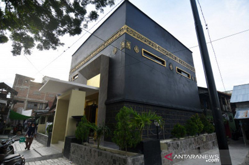Masjid berarsitektur Kabah di Palu