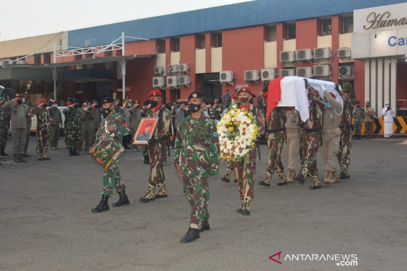 Jenazah mendiang Kepala BIN Papua dikebumikan di TMP Kalibata