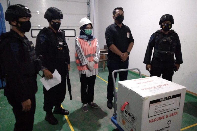 Personel Gegana Lampung kawal distribusi vaksin COVID-19 - ANTARA News