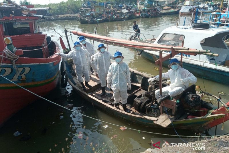 Pertamina libatkan 146 kapal nelayan bersihkan minyak di Karawang