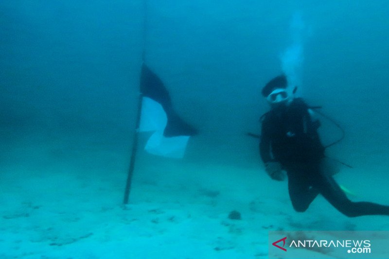 Kenang KRI Nanggala 402 penyelam pasang bendera setengah tiang di dasar laut