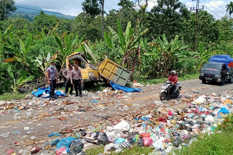 Truk sampah vs yamaha Mio, pengendara patah kaki dan tangan