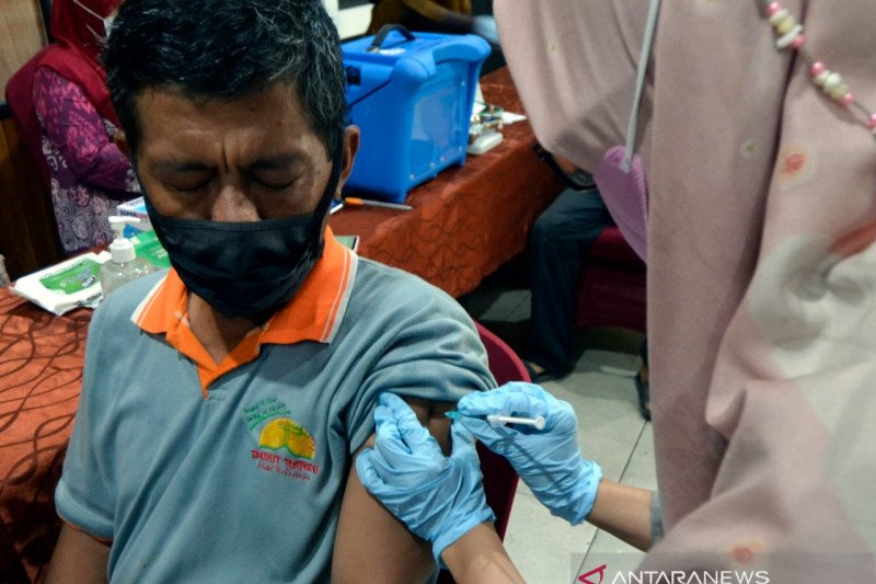 Vaksinasi pekerja hotel dan restoran Lampung
