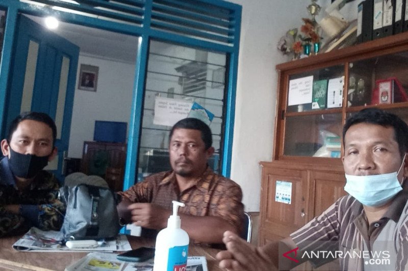 Selain gelar Safari Ramadhan di empat masjid, PWI Agam juga menyalurkan bantuan ini bagi jamaah-warga kurang mampu