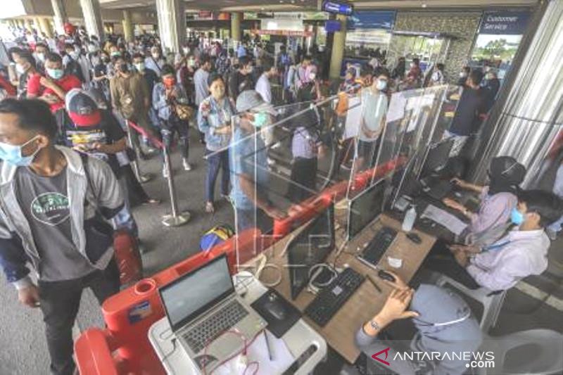 Bandara International Hang Nadim Dipadati Pemudik