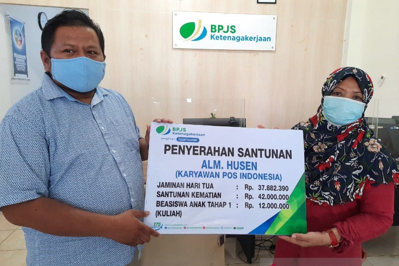 BPJS Ketenagakerjaan Baubau menyerahkan manfaat beasiswa ahli waris