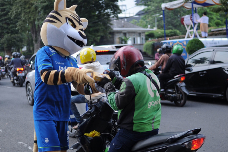 Persib dan Prabu berbagi takjil di Bandung