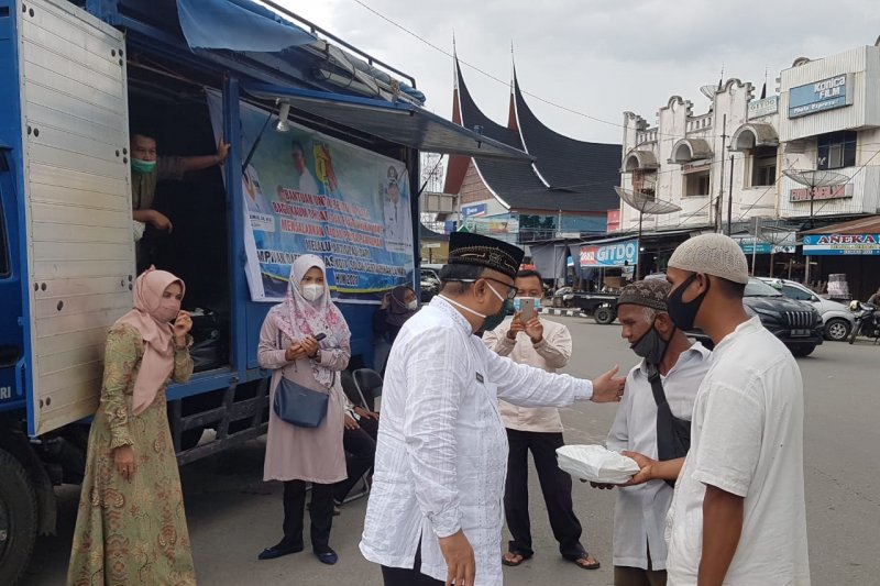 Wako Solok apresiasi Dinsos bagikan 150 nasi kotak ke kaum duafa