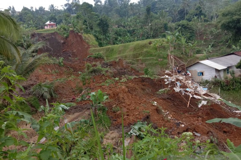 Tiga warga Sukabumi tertimbun longsor, satu anak usia 5 tahun meninggal
