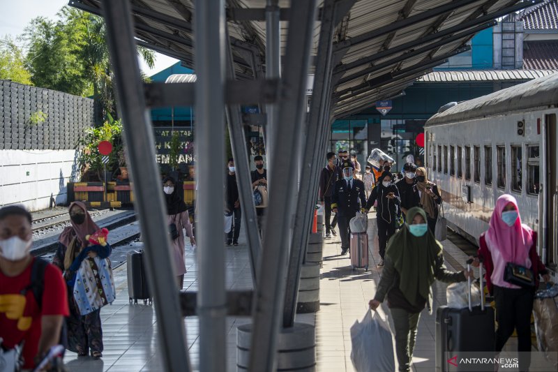 Pemudik Padati Stasiun Kertapati