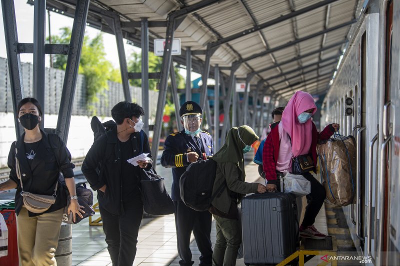 Pemudik Padati Stasiun Kertapati