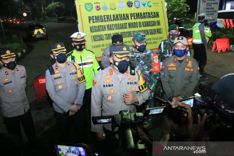 Aparat Kepolisian lakukan penyekatan di wilayah perkotaan Karawang