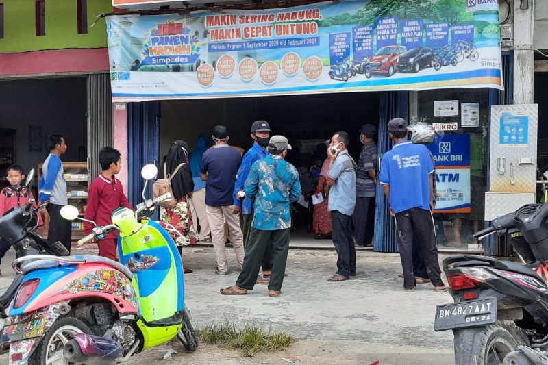 Penyaluran bantuan di BRI Sabak Auh Siak dinilai melanggar prokes, camat datangi lokasi