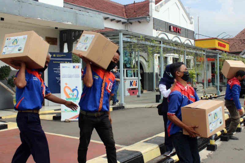 KAI Cirebon berikan sembako gratis kepada 100 porter stasiun