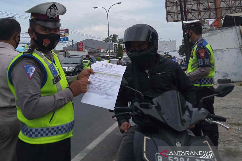 Polisi gelar tes cepat COVID-19 dan putar balikkan pemudik lintasi Cirebon