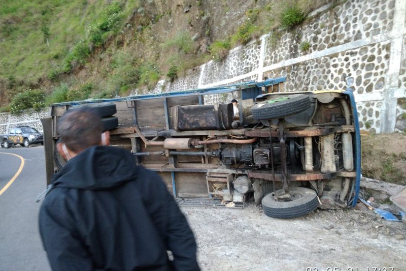 Truk terbalik di Pusuk Sembalun, satu tewas