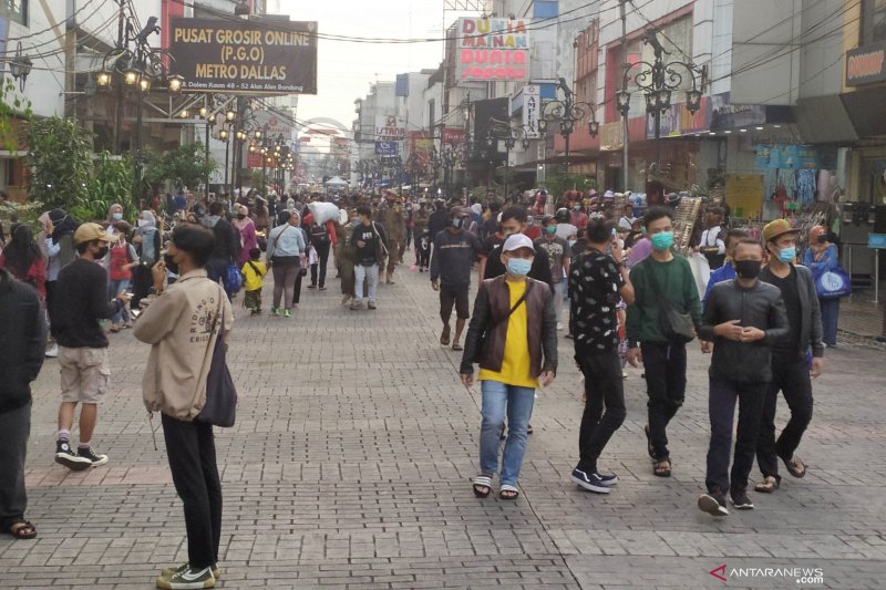 Jalan Dalem Kaum Bandung dipadati warga berbelanja dan ngabuburit