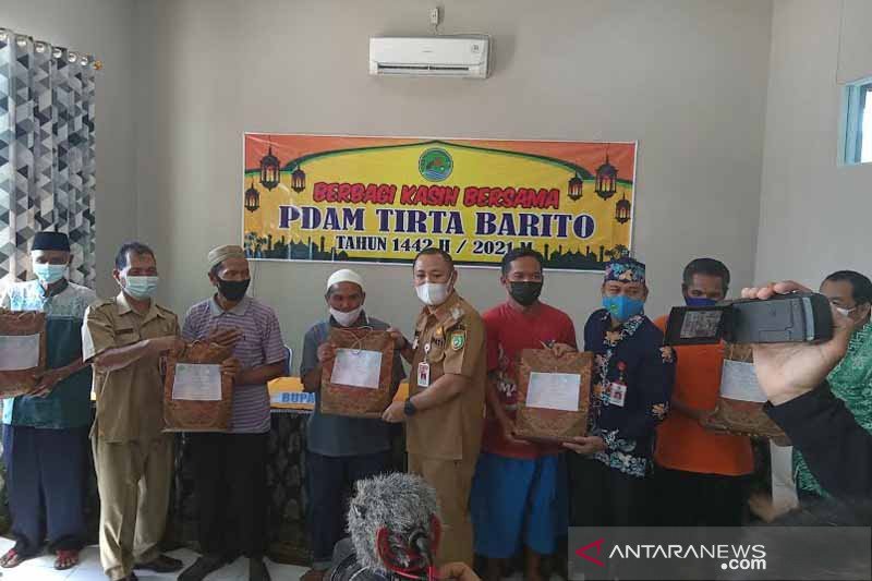 Bupati Barsel apresiasi PDAM bagikan sembako ke warga kurang mampu