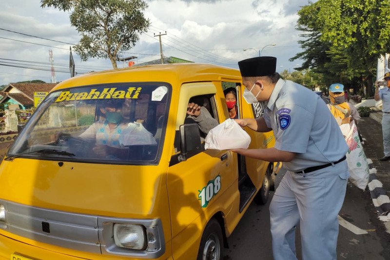 Jasa Raharja Lampung berbagi takjil Ramadhan bagi masyarakat