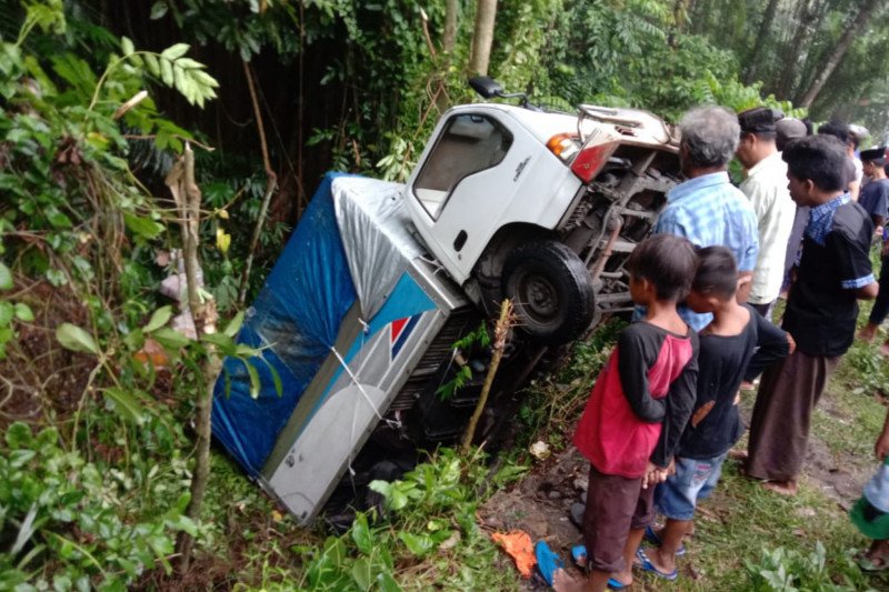 Truk boks pengangkut sembako masuk jurang di Lombok Tengah