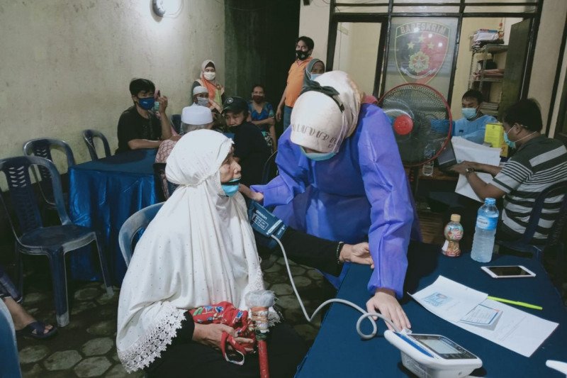Warga lansia Kota Mataram antusias divaksin COVID-19 saat pelayanan malam