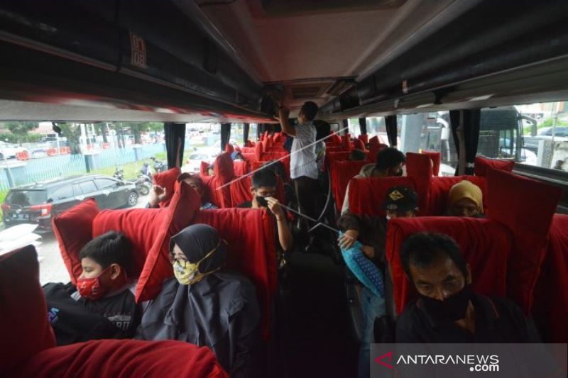 Naik Bus Menuju Pulau Jawa