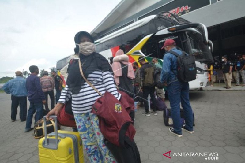 Naik Bus Menuju Pulau Jawa