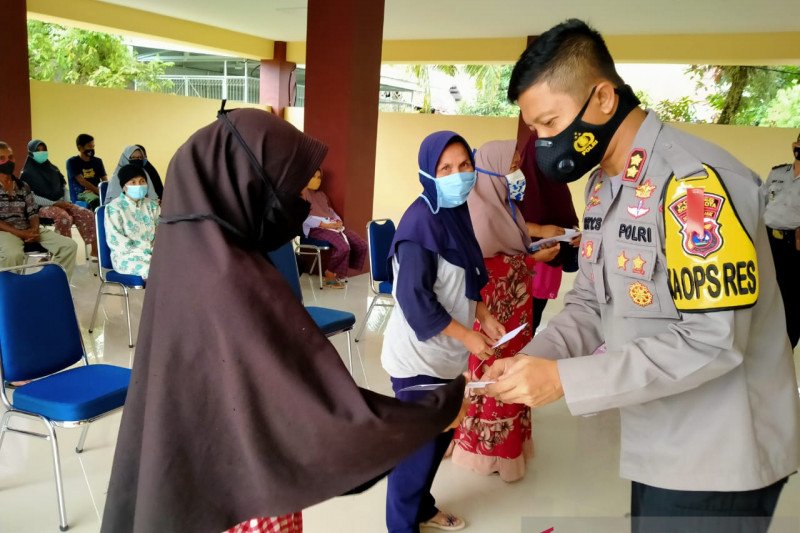 Zakat mal personel Polres Solok Kota diserahkan pada 256 mustahik