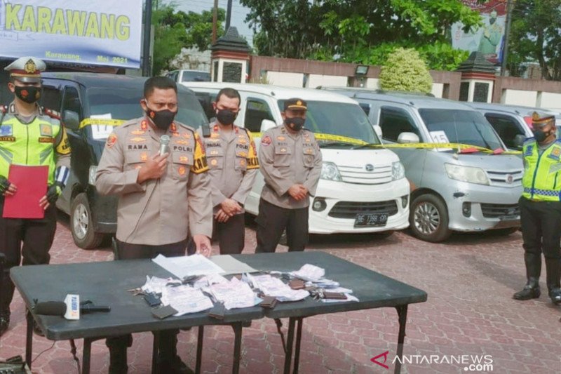 Polres Karawang amankan 32 mobil travel ilegal