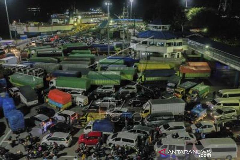 Jelang Larangan Mudik Di Pelabuhan Merak Tujuan Sumatera