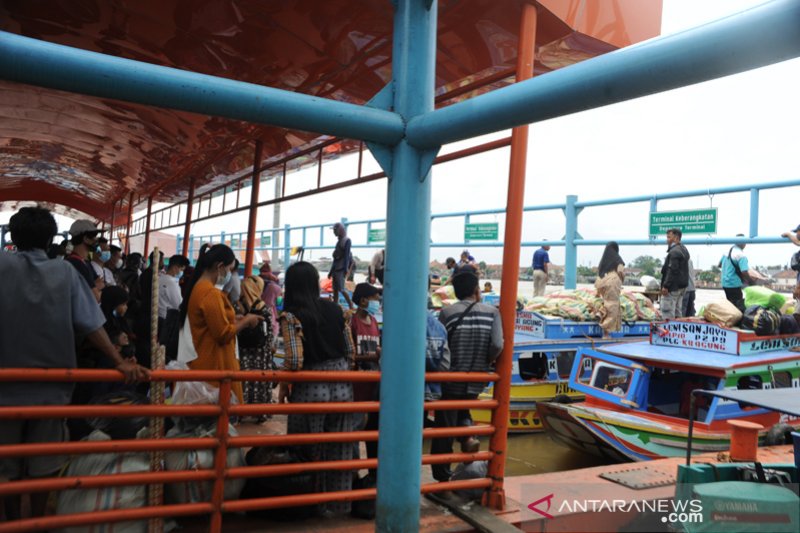 Mudik jalur sungai di Dermaga 16 Ilir Palembang