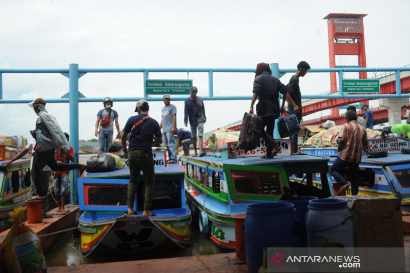 Mudik jalur sungai di Dermaga 16 Ilir Palembang