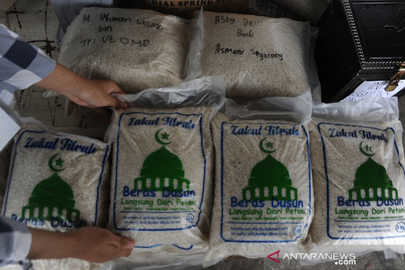 Pembayaran zakat fitrah di Palembang