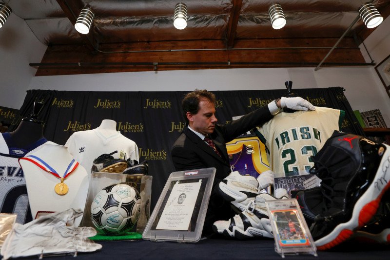 Kostum "Chosen One" LeBron James dan sepatu Maradona siap dilelang pada Juli 2021