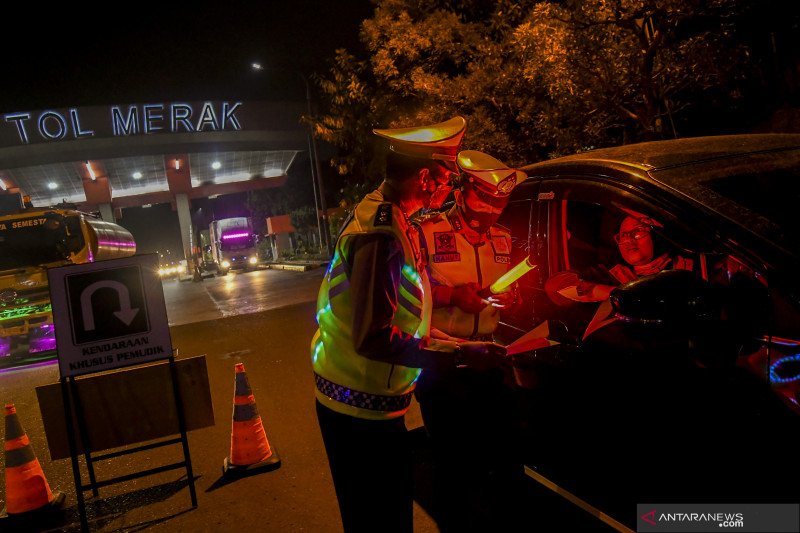 Polda putar balik 725 kendaraan hari pertama penyekatan di GT Cikarang