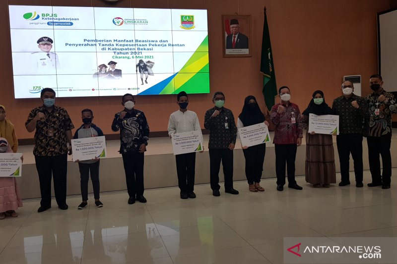 BPJAMSOSTEK serahkan 1.711 beasiswa kepada ahli waris di Jabar