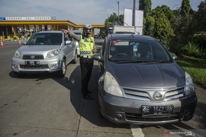 Polisi sanksi tiga travel gelap yang ditahan di Bandung