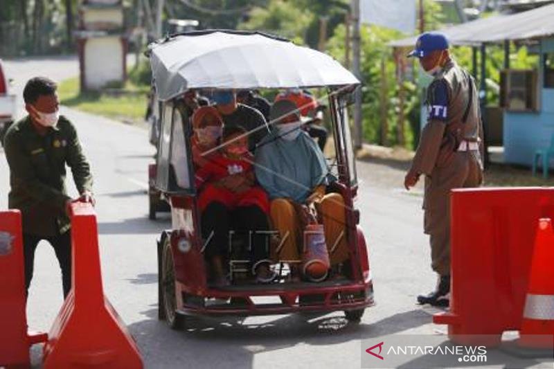 Aktivitas Warga Di Perbatasan Dua Kecamatan Beda Provinsi