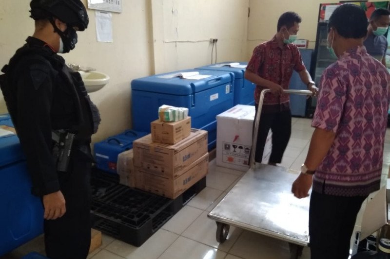 Gegana Polda Lampung kawal pendistribusian vaksin COVID-19 ke Kota Metro dan Lampung Timur