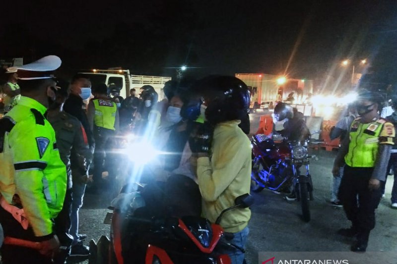 Ratusan kendaraan pemudik diputar balik di pantura Karawang