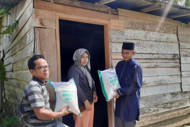 65 ton beras zakat mal Yayasan Al-Aziz disalurkan untuk keluarga fakir miskin di Padang Pariaman